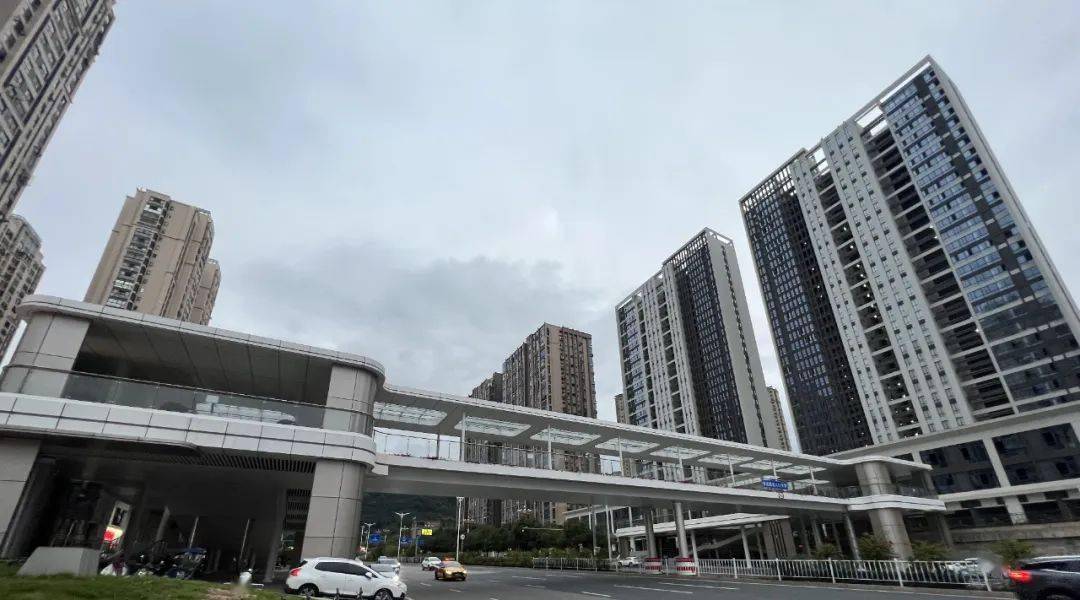 三明快速通道人行天桥项目位于三元区徐碧街道,是由东南设计集团负责