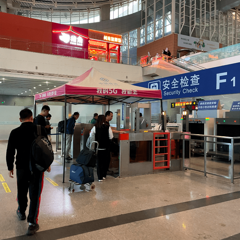 北进站口东进站口西进站口大家可以根据检票口信息乘坐对应的交通工具