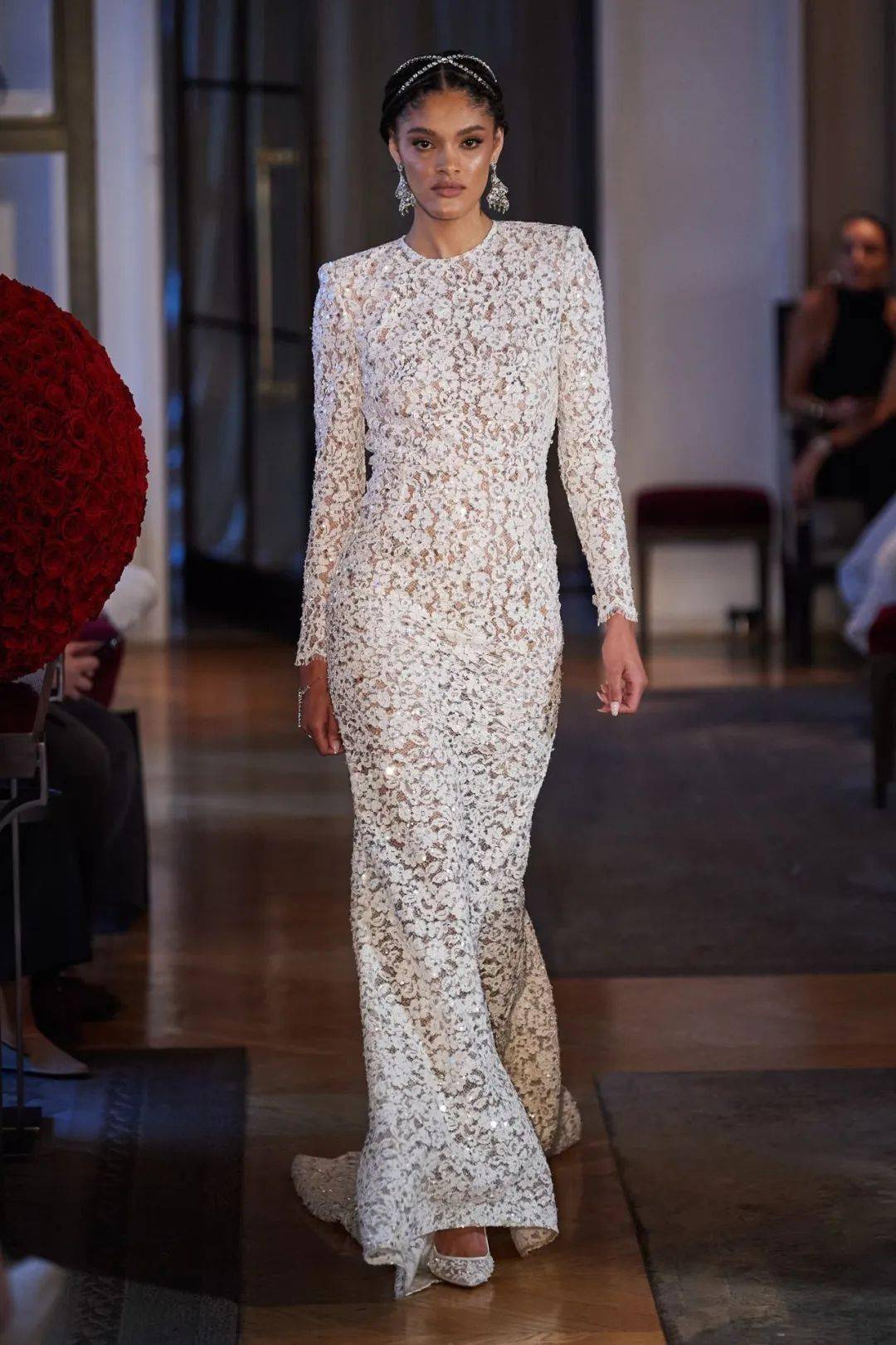 2024 年春季纽约时装周新经典色: brilliant white 明亮白_白色_礼服