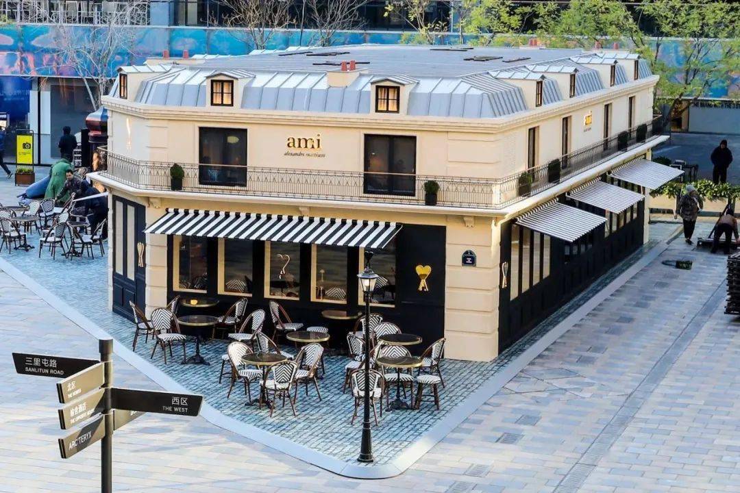 在这最具氛围感的季节,一座巴黎街角的咖啡店(amicafé)近日悄然降临