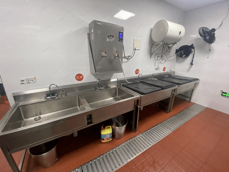 食堂厨房干净整洁,食物储存容器干净;3.餐饮用具及刀具消毒规范;4.