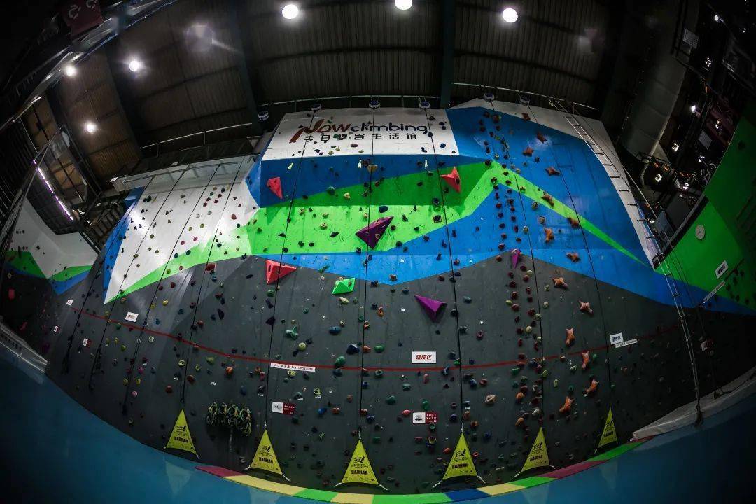 道境都市"体育mall":红松果运动中心 | 斯迈夫关注