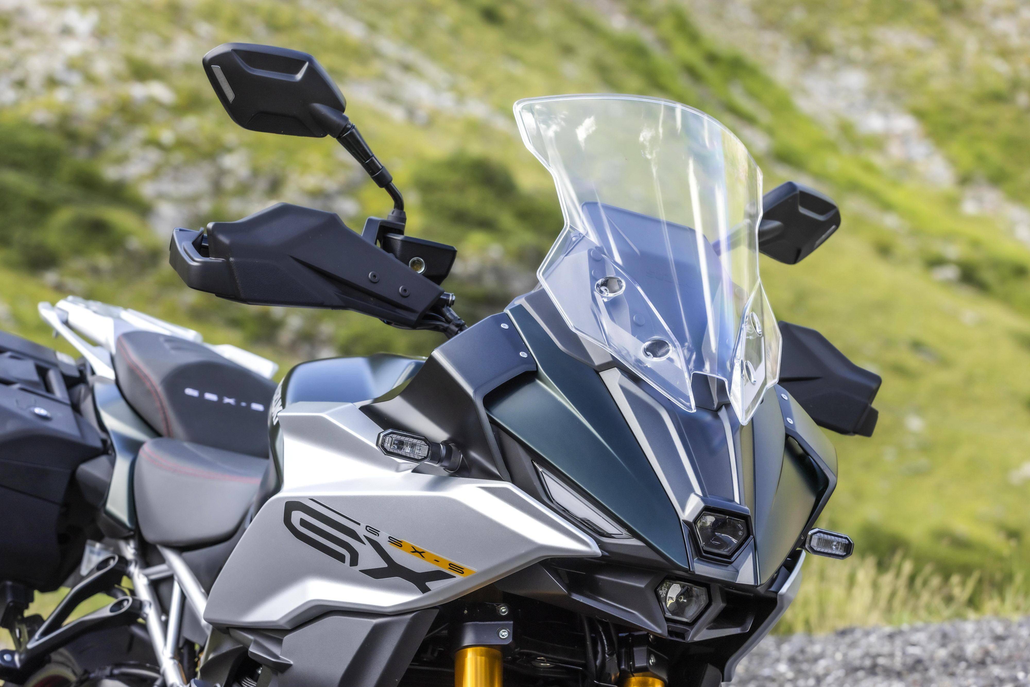 户外特写:suzuki 2024 gsx-s1000gx 运动旅行车