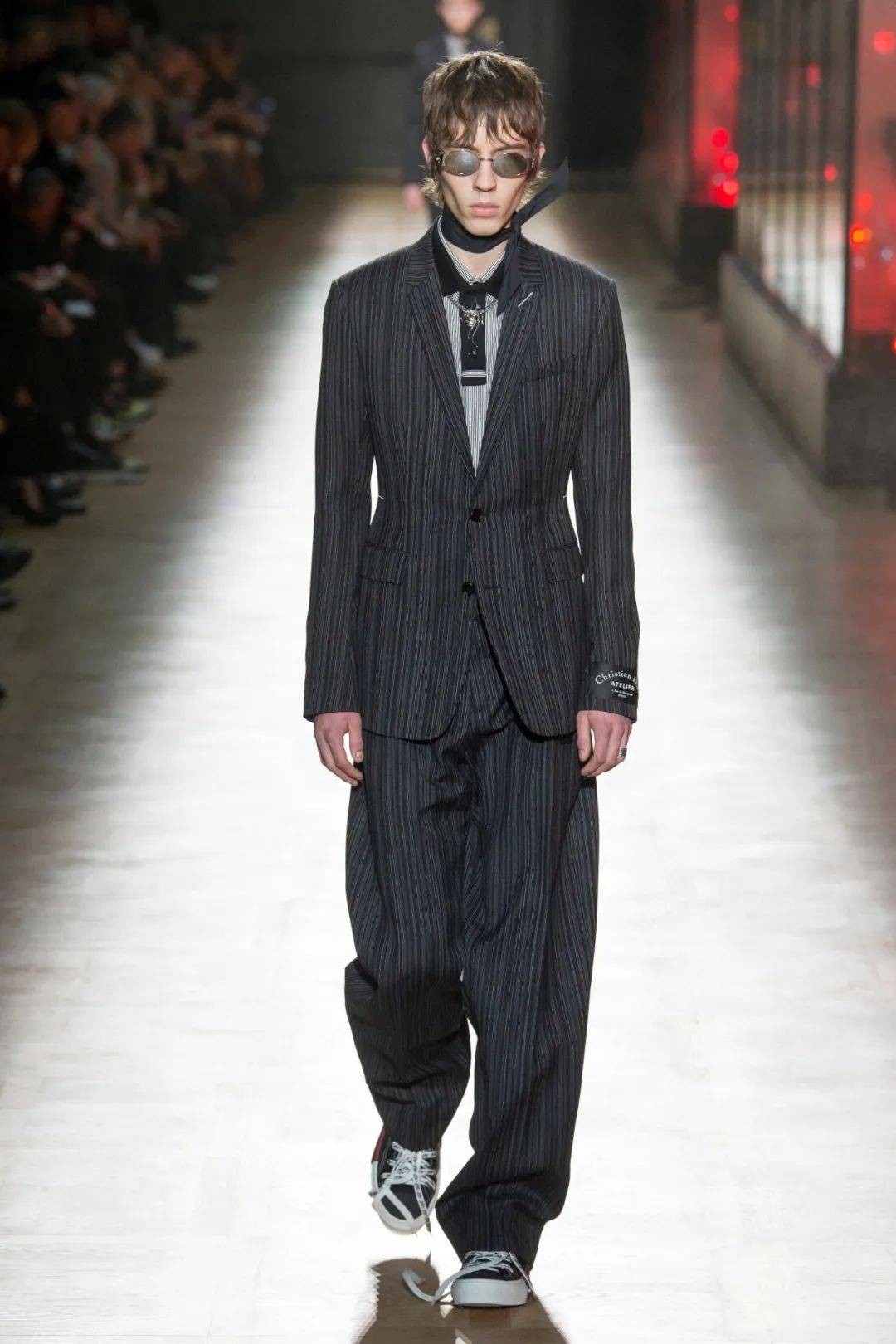 jacket),而印在衬衫领口处的图案则来自于"人们十五岁时的第一个纹身"