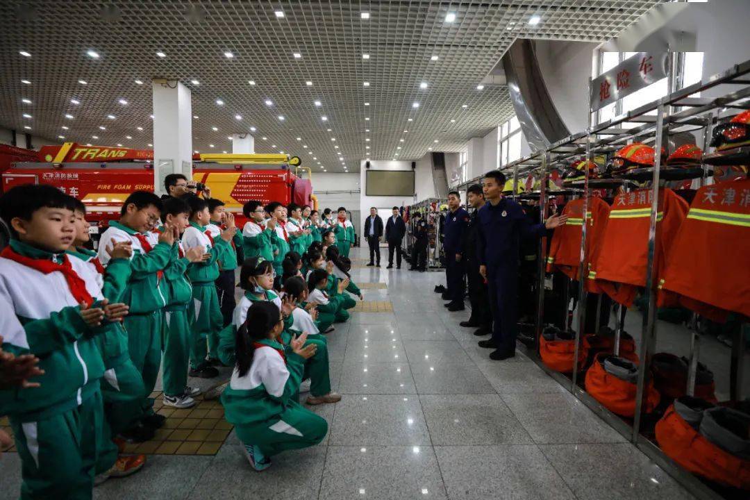 西青区少年警校组织开展 "走进消防站 探秘火焰蓝"活动