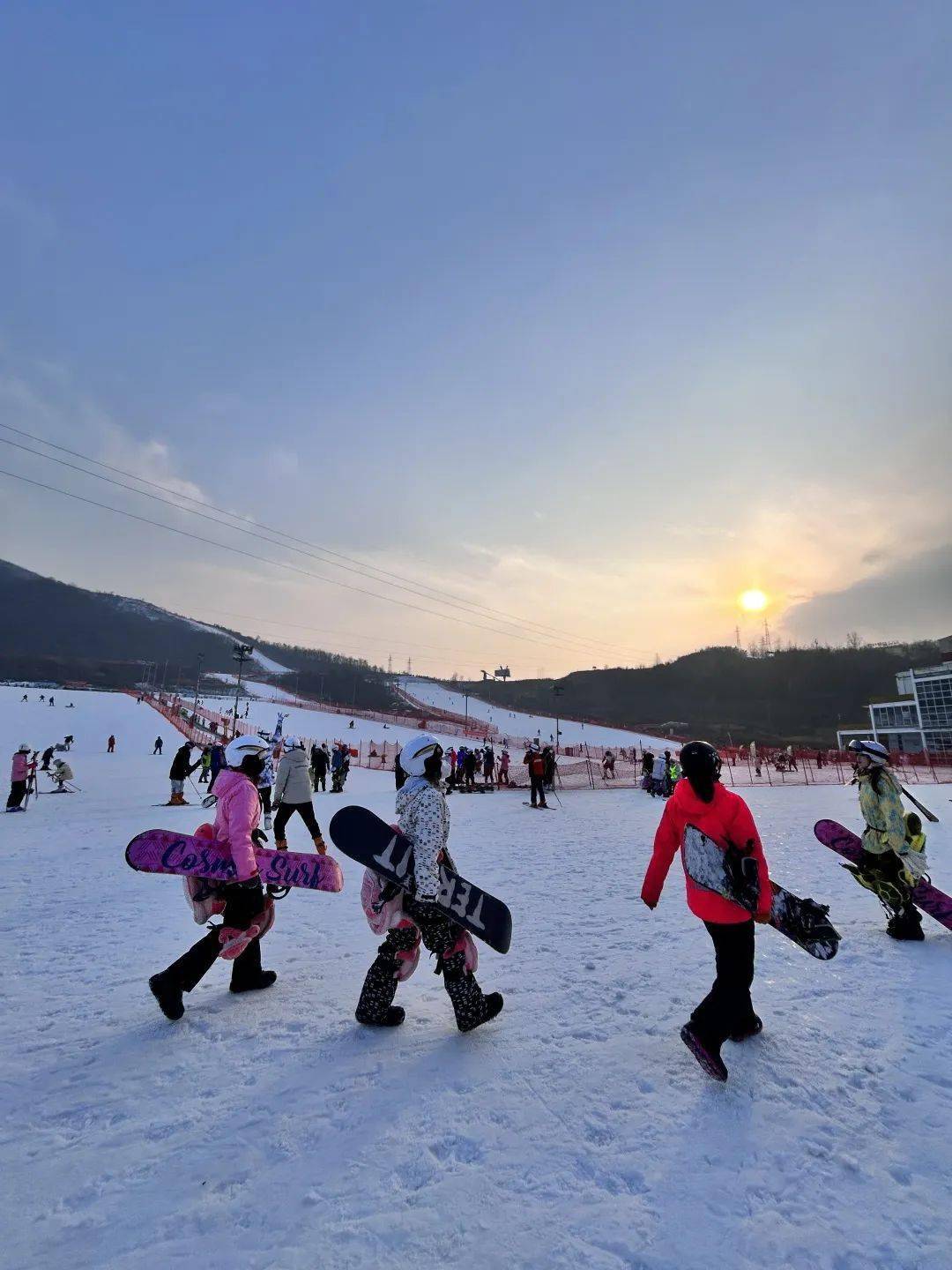 驰骋在陕西省各大滑雪场带领了所有的滑雪领队及队员继续响应冬奥"3亿