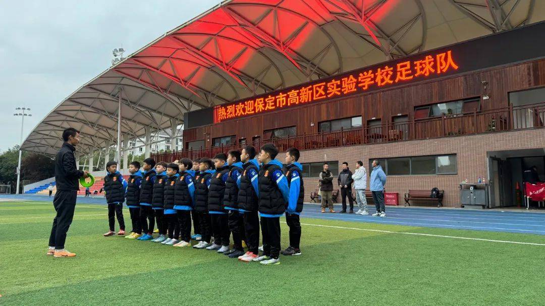 切磋球艺展技能,研学共融谱新篇——高新区实验学校足球队走进武汉