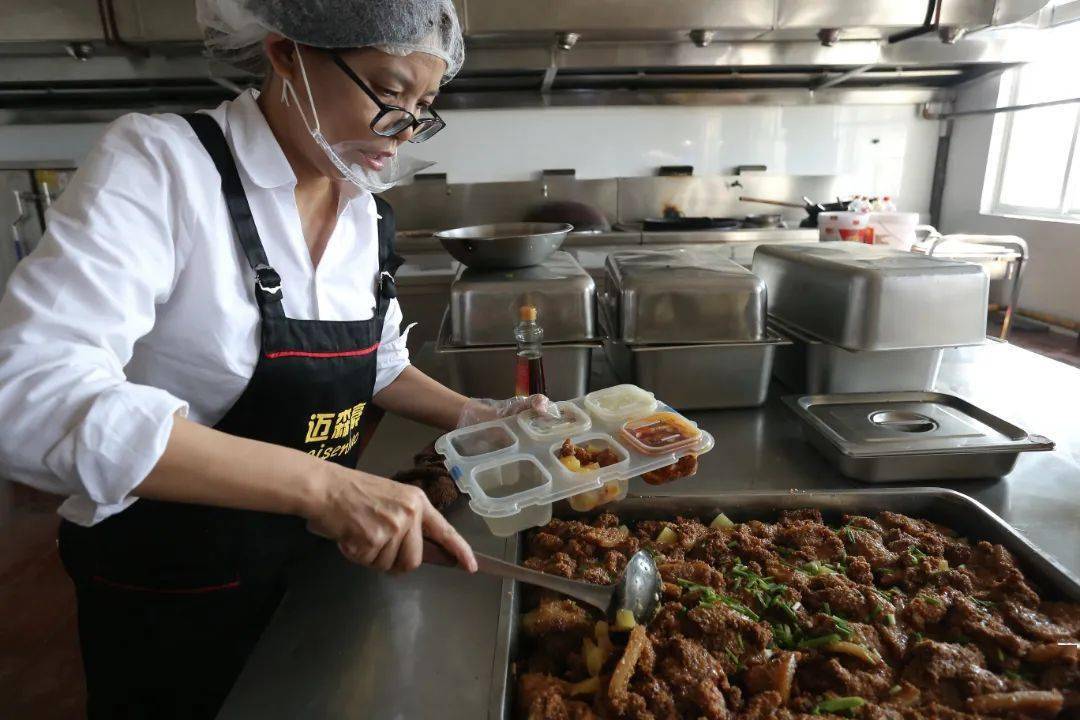 餐饮后勤服务部中央厨房项目组经理李杰辉来到五七作业公寓食堂