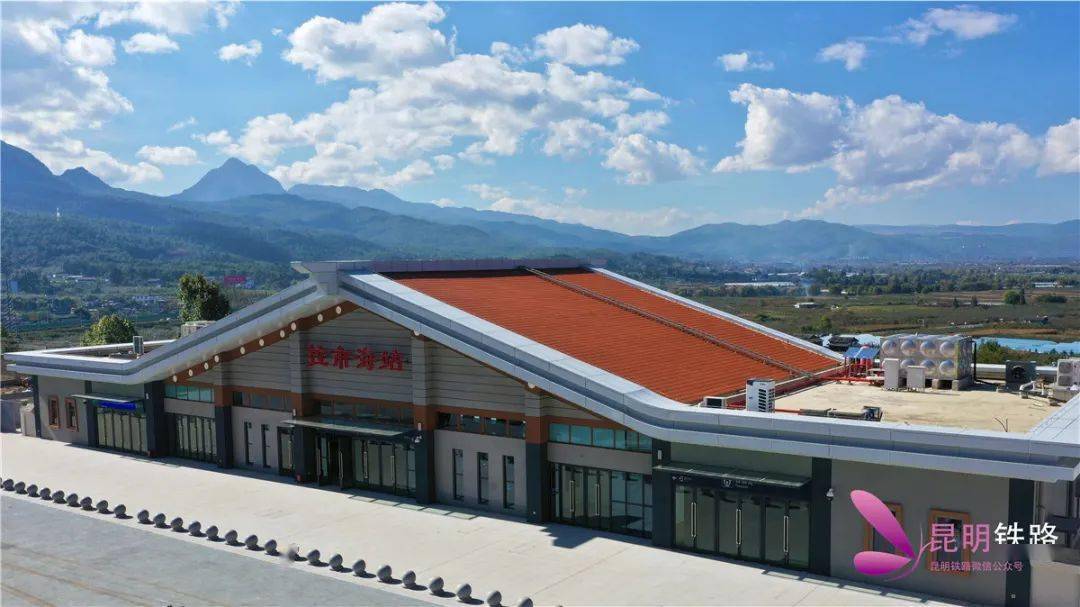 拉市海站在站台上就能看到玉龙雪山天气晴朗的日子丽江站↓↓↓行程