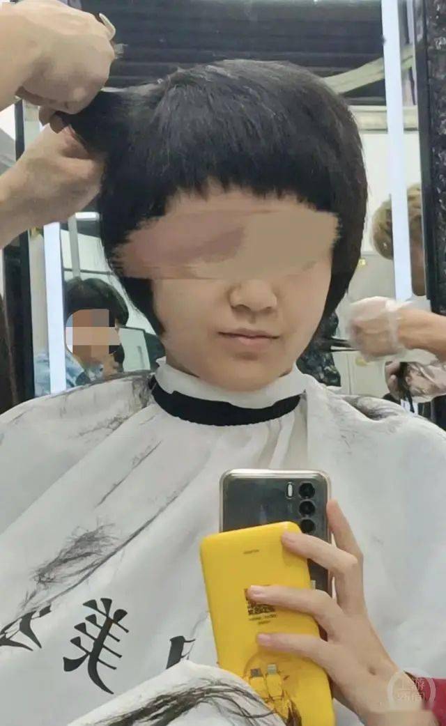 18岁女生"洗剪吹"后大哭:"神操作"剪坏头发_网友_美发_发型