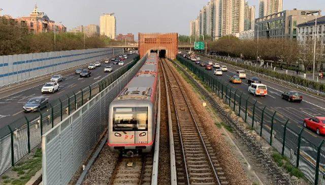 唐俊界面新闻记者 | 唐俊近日,北京地铁的三家运营公司陆续公布了2022