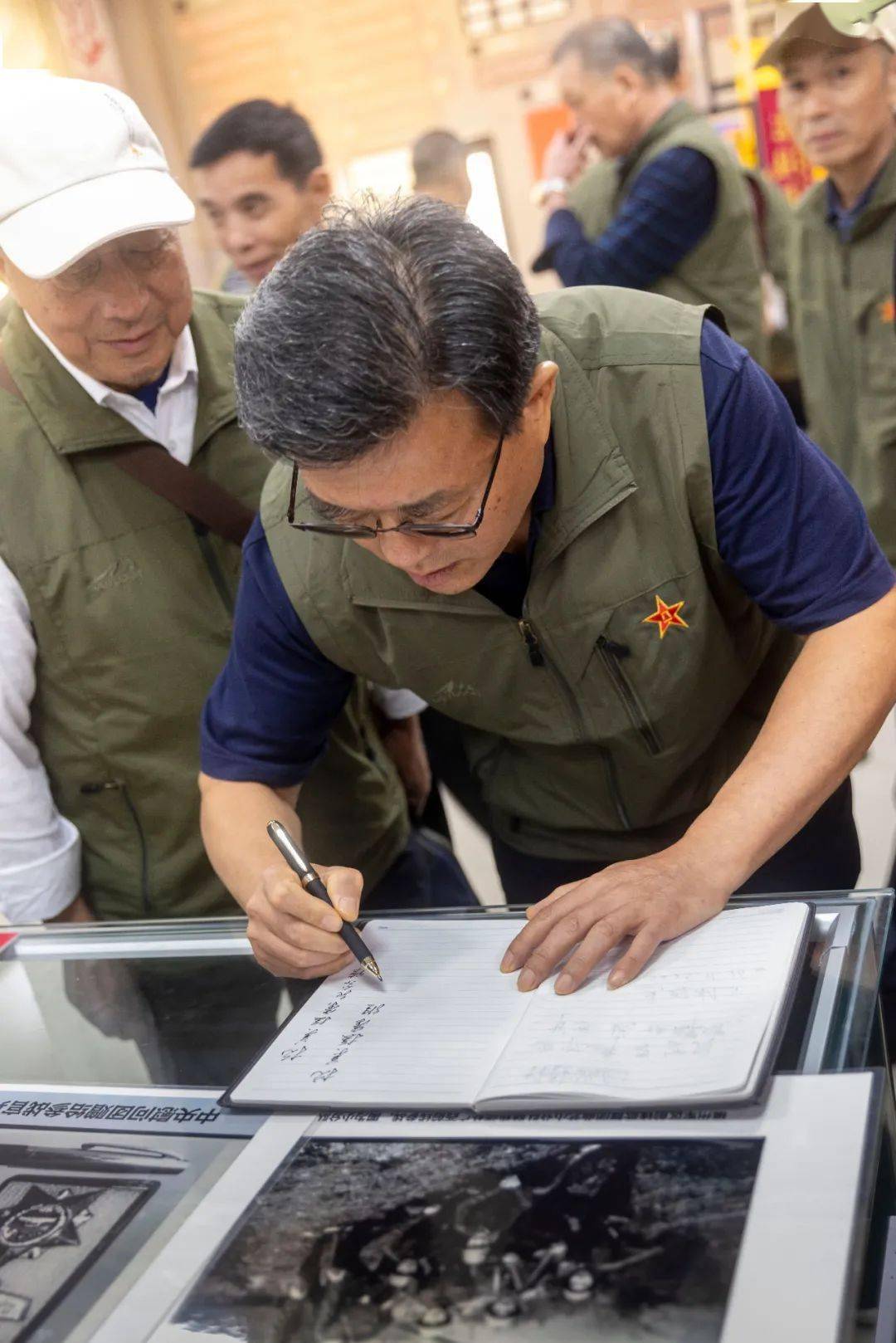 吕先景将军为援老抗美纪念馆题词参加过援老抗美作战的老兵在纪念馆内