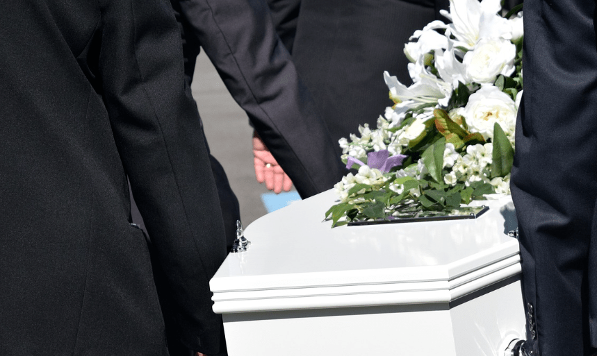 乔恩的这个"回归自然"殡仪馆主打的就是原生态殡葬,美其名曰"对环境