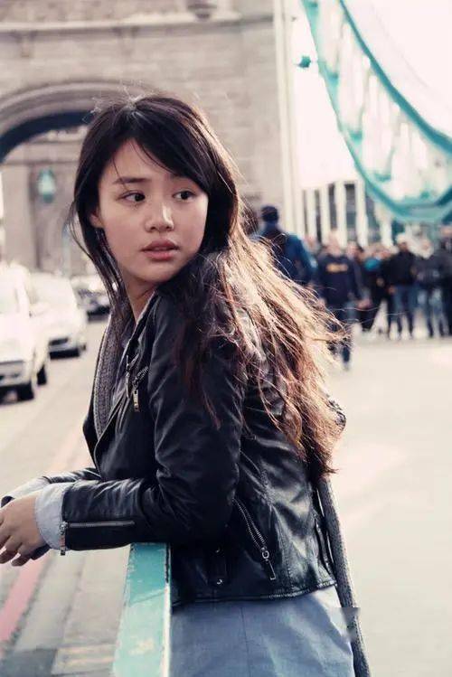 通过这次素颜出街的事件,我们可以看到马思纯作为一个演员的真实和