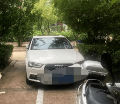 广东一女司机8万现金被抢,直接猛踩油门奋起追击,竟将一名劫匪撞死