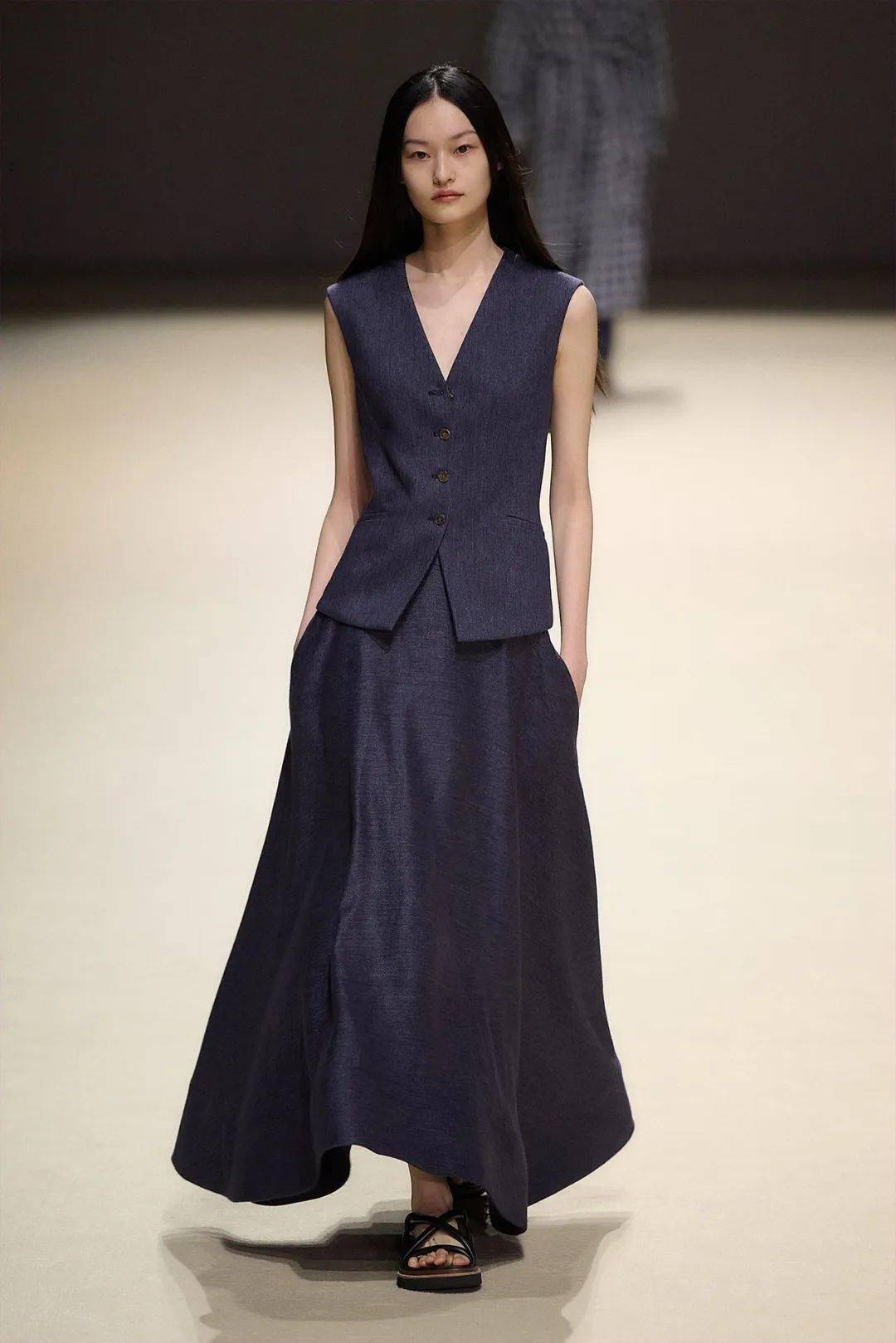 2024春夏女装连衣裙t台流行分析:修身喇叭裙