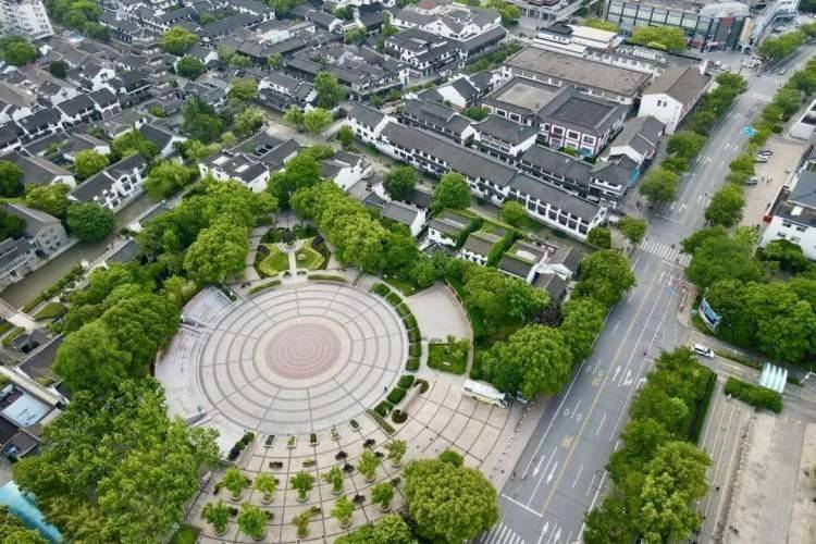 街道下辖汇龙潭,塔城路,州桥,秋霞,叶池,桃园等17个社区,常住人口约7.