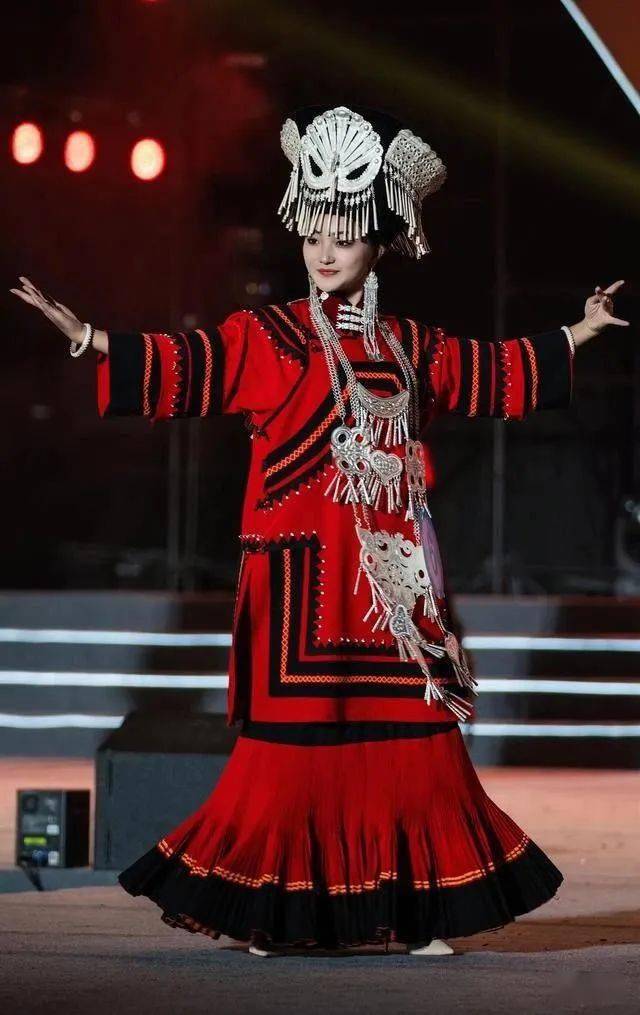 四川小凉山彝历新年氛围感拉满,选出最美"甘嫫阿妞"_表演_歌舞_广场