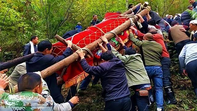 梦境中的松木棺木,探索花钱请人抬棺的深层寓意 梦境中的松木棺木,探索花钱请人抬棺的深层寓意