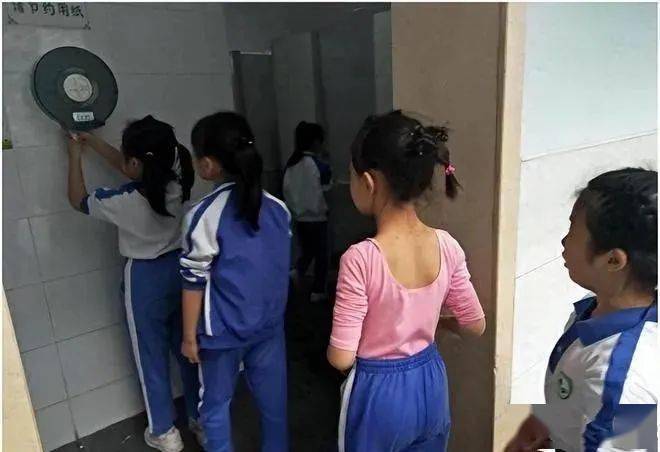 "小学生厕所社交"冲上热搜, 家长心痛发声, 何时才能还孩子自由_时候