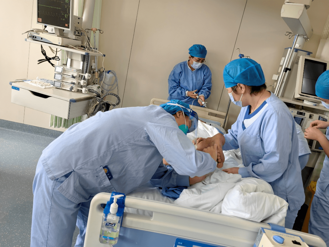 急诊送来的病人,身上插了 7 根钢筋_胸腔_患者_胡师傅