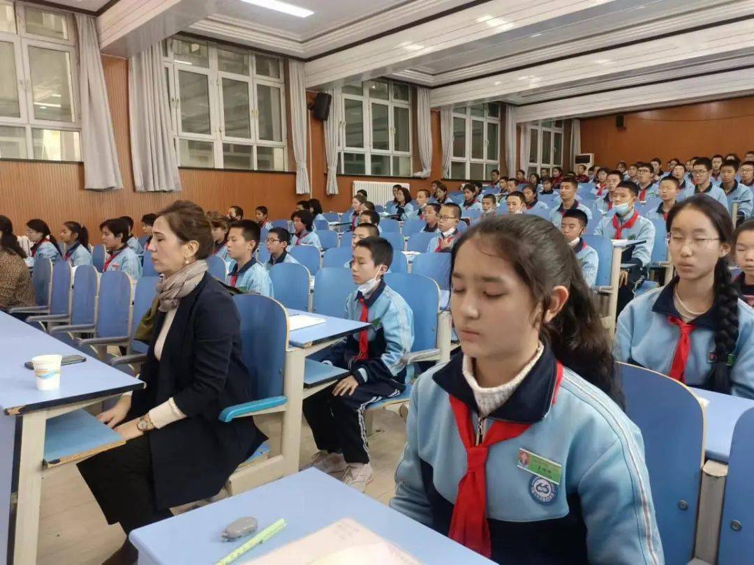 石河子市第十九中的七年级6班女同学穆耶赛尔说:"我练习明目功有三个