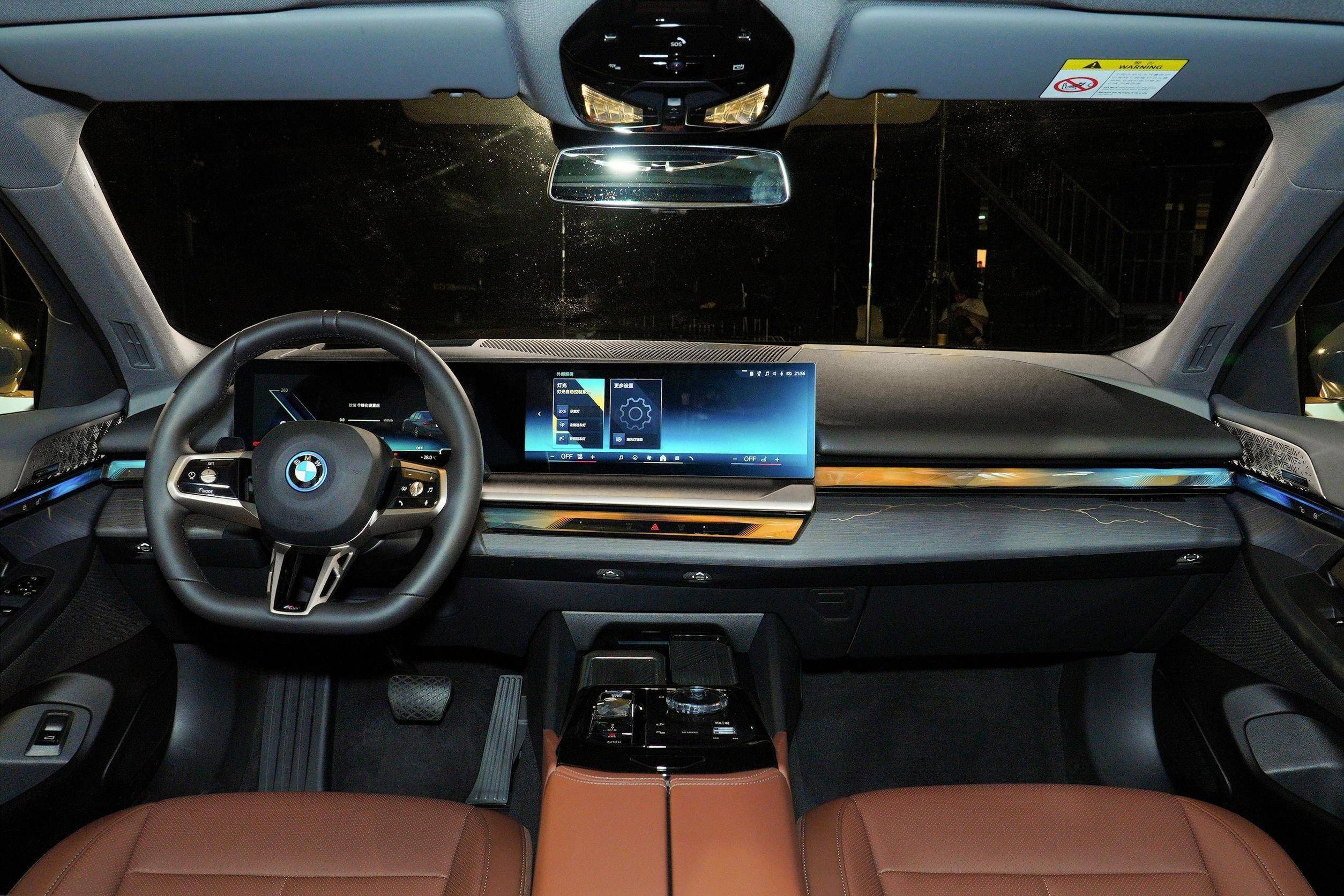 内饰方面,可以看出宝马i5的车内设计给人眼球一亮的视觉美感,中控台上