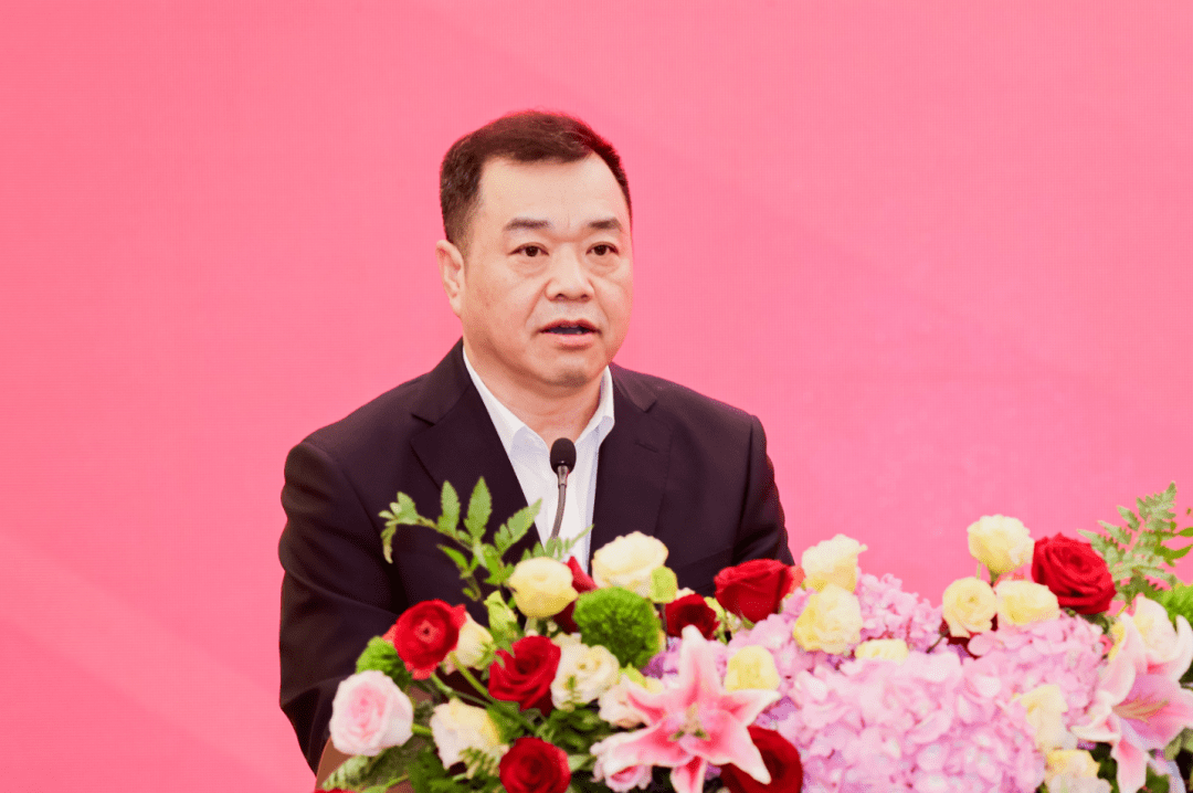 吴德金国家铁路局党组成员,副局长吴德金在大会上致辞.