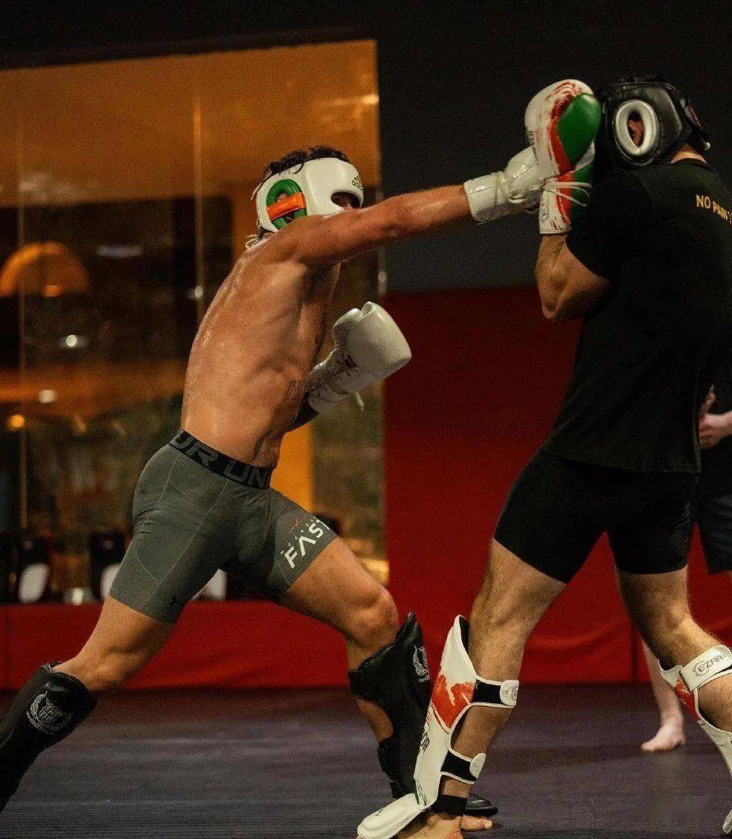 康纳为明年复出近期训练时的照片