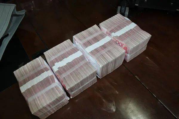 漯河女子带40万现金去存款,到银行门口却发现钱早丢了!