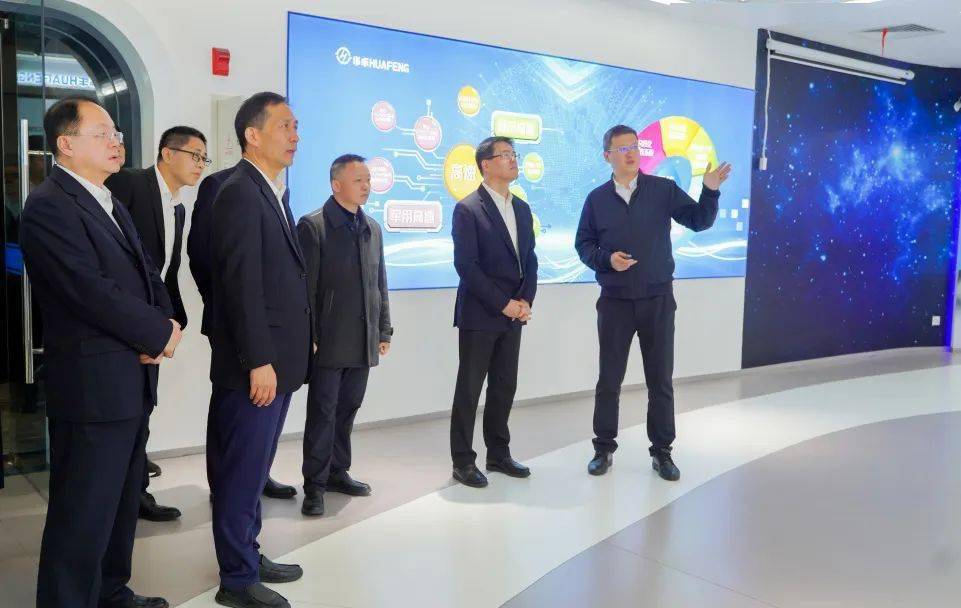 实地走访了华丰科技高速产线,杨艳辉就长虹控股集团的相关转型情况
