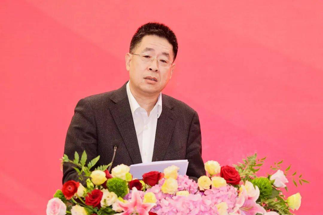 吴德金国家铁路局党组成员,副局长吴德金在大会上致辞.