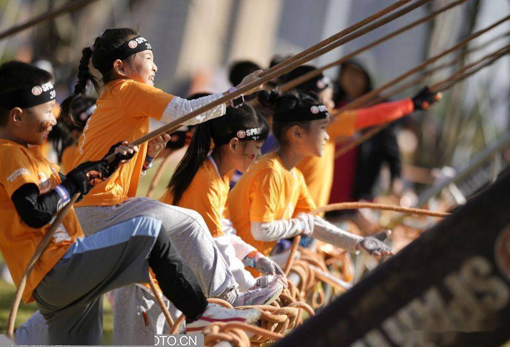 斯巴达勇士儿童赛重回深圳 万名小勇士挑战自我极限_中国_体育讯_场景