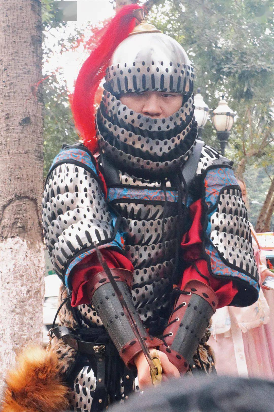 在河南郑州街头,一位名叫王乐天的汉服爱好者身着汉服出行被媒体报道