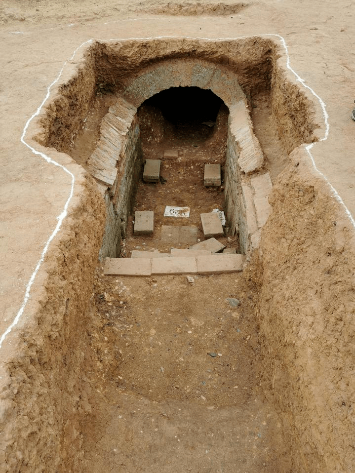 项目总计清理遗迹800余处,其中墓葬724座,陶窑23座,灰坑52处,沟25条