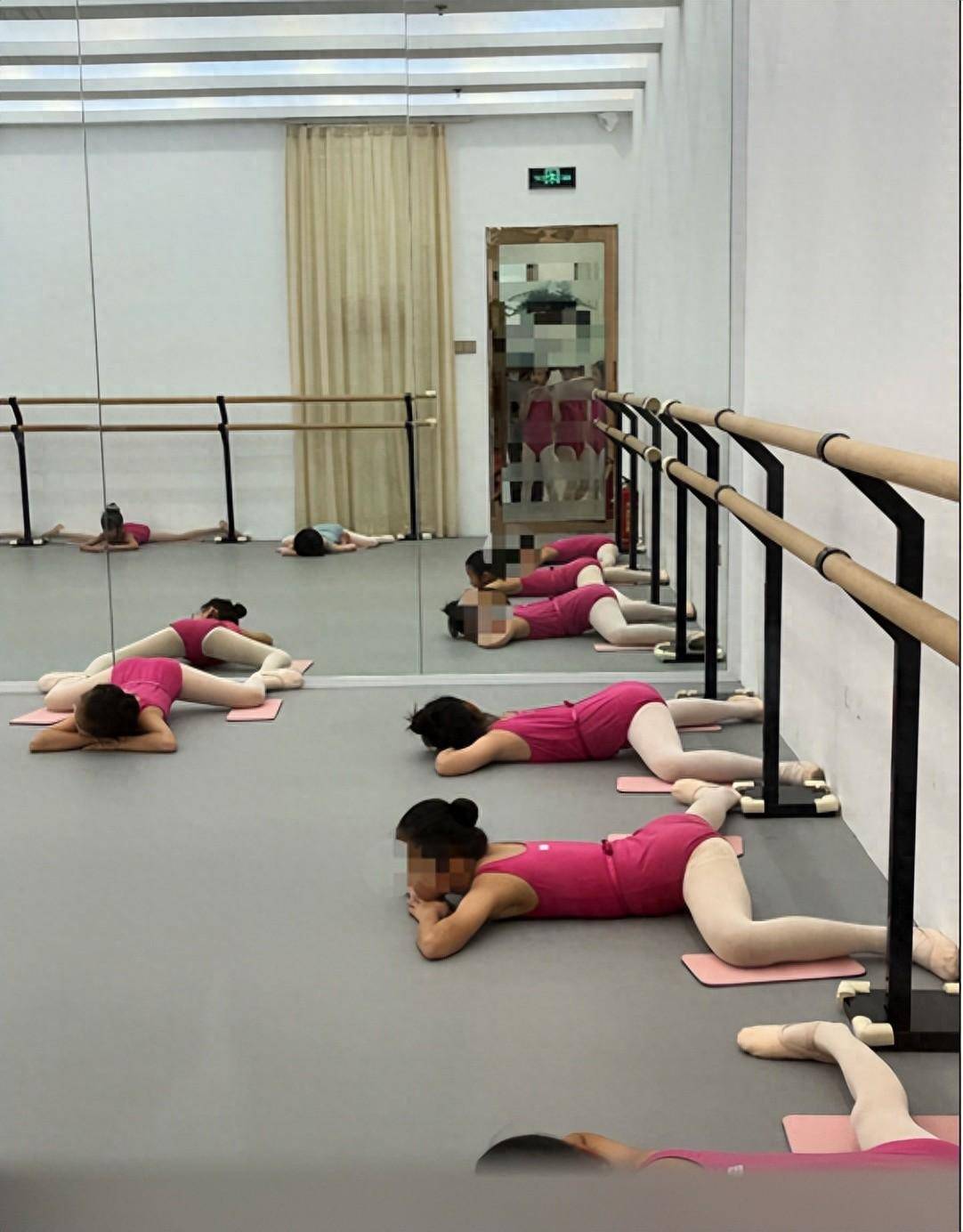 芭蕾舞基本功压腿痛苦图片
