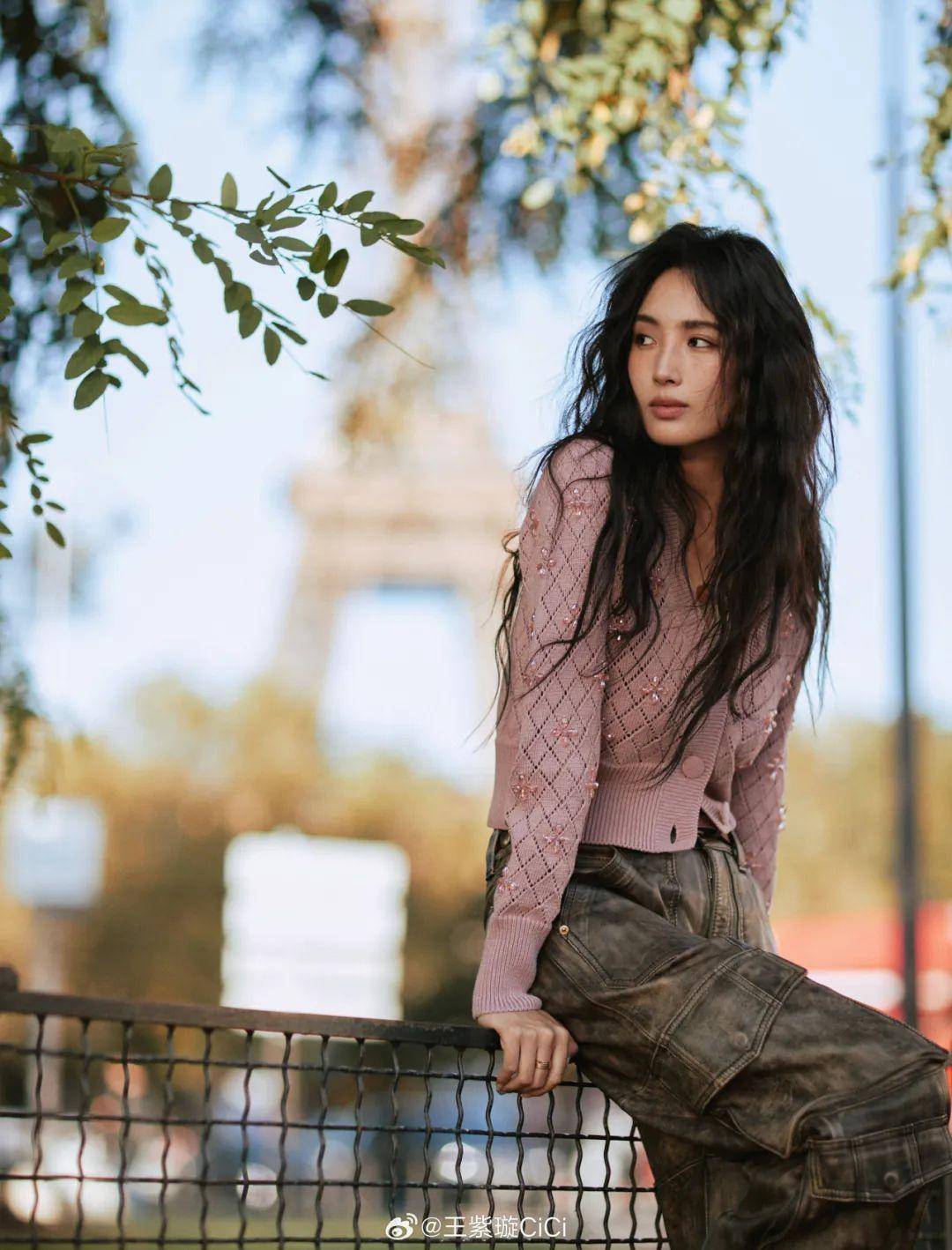 周雨彤,周也的开衫高阶玩法,可学~_造型_冬日_白色