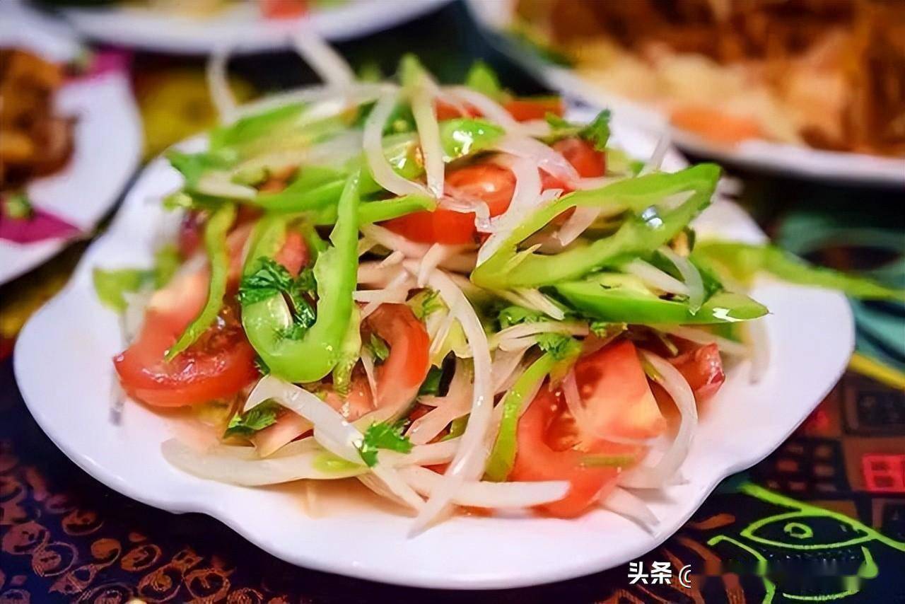 吃羊肉抓饭时配上一盘皮辣红,就完全不用担心自己吃不下饭了.