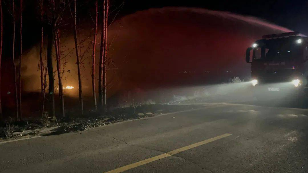 榆次区郭家堡乡王村小学附近草着火11月17日0504榆次区郭家堡乡古陶路