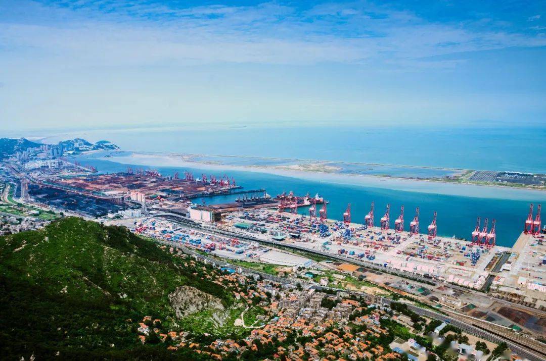 亚洲最大的豪华客滚船"和谐云港"轮在连云港港69号泊位开启中韩首航之