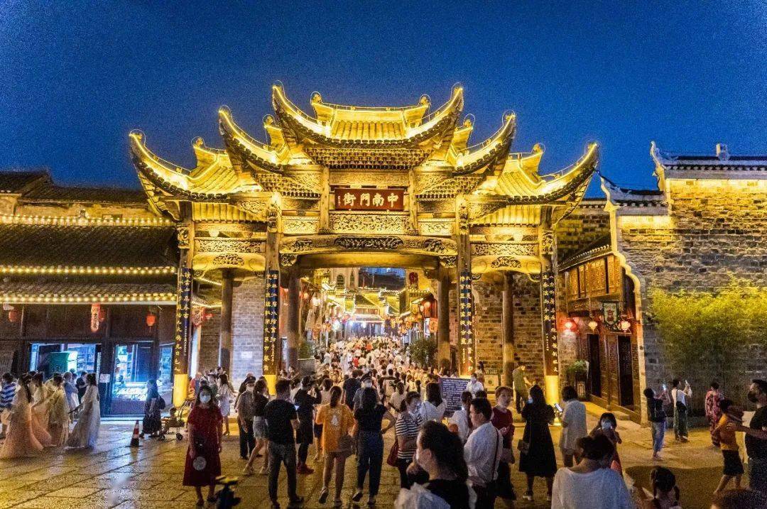 书屋→松桃苗绣馆→松桃苗医药康养堂→中南门街牌坊→飞山宫→东山