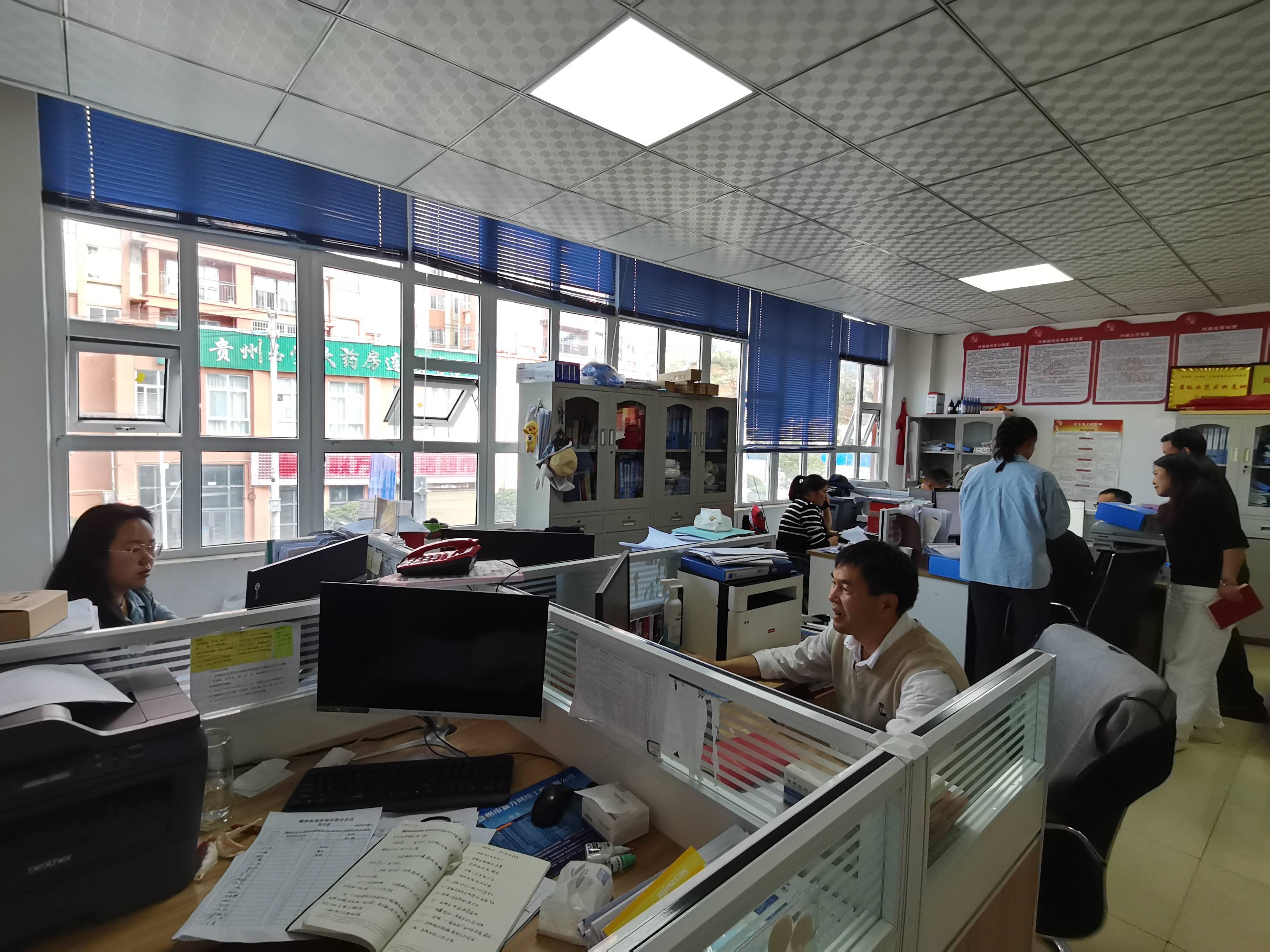 盘州市翰林街道思源社区忙碌的办公室黎加芳介绍,社区通过建立"网格长