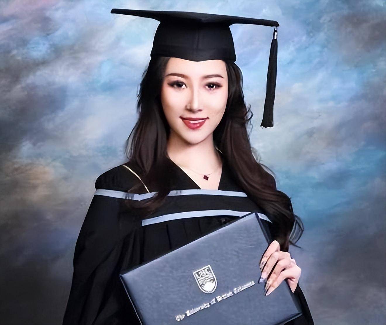 三,职业与爱情的双赢进入职场后,张嘉芸凭借着强大