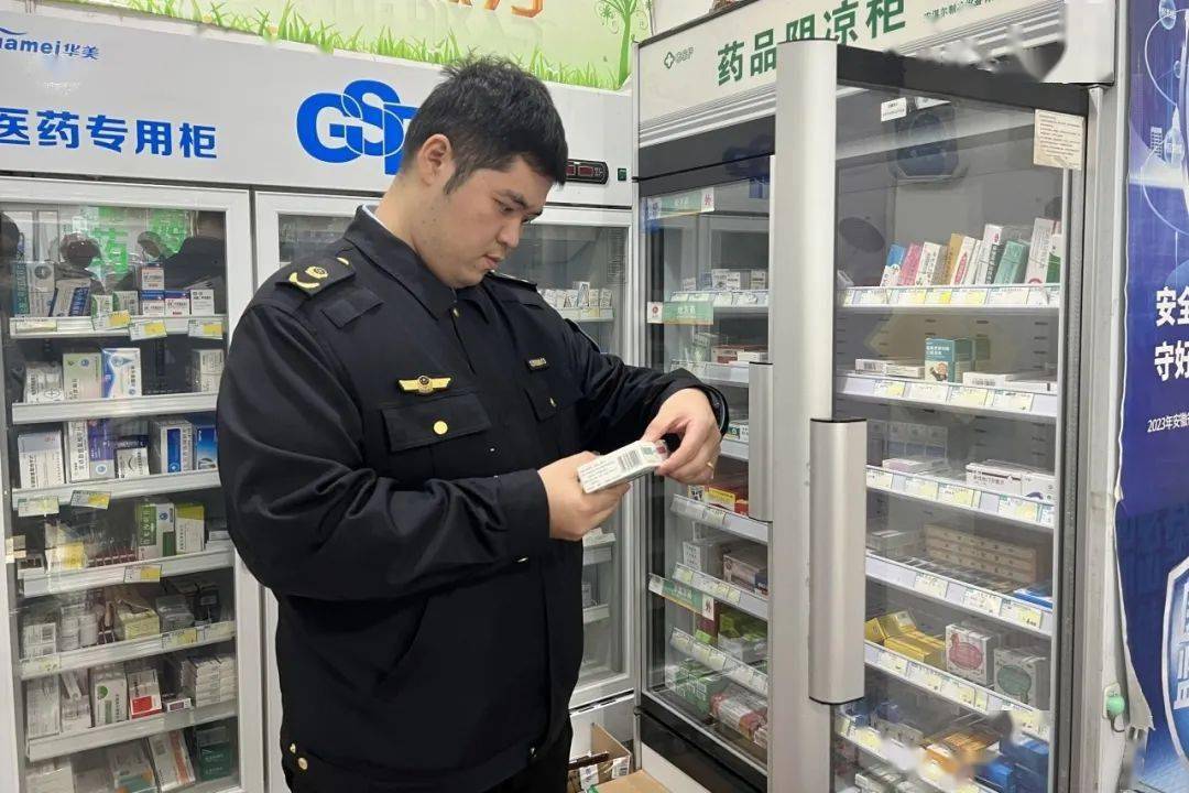 执法人员深入辖区药店,一是检查麻醉药品,精神药品的采购与销售情况