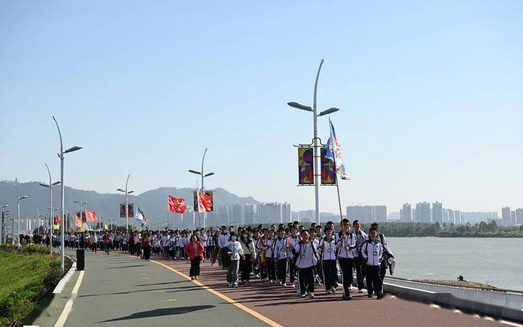 放飞梦想,踏响青春——2023年九江镇初级中学8公里徒步励志行_活动_镇