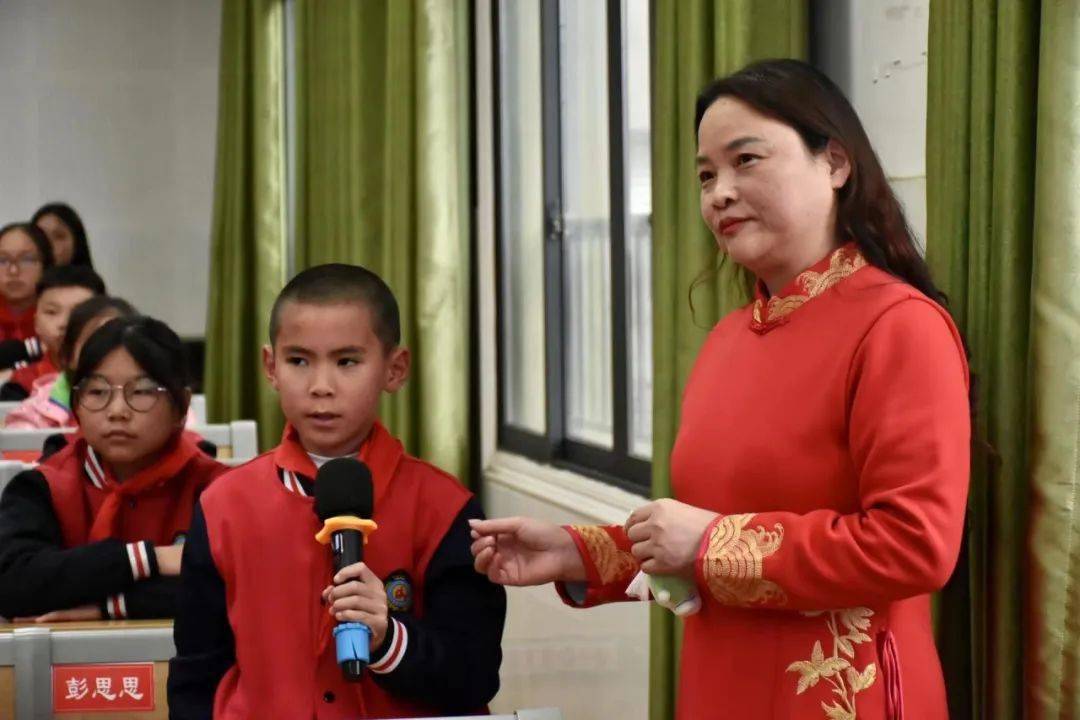 同学们与主持人积极互动,踊