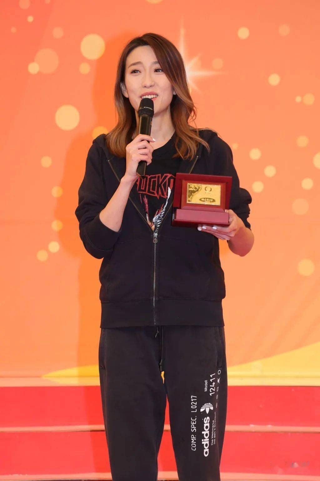 双喜临门,除今日是她43岁正日生日外,亦偕吴幸美获无緌20年服务奖金牌