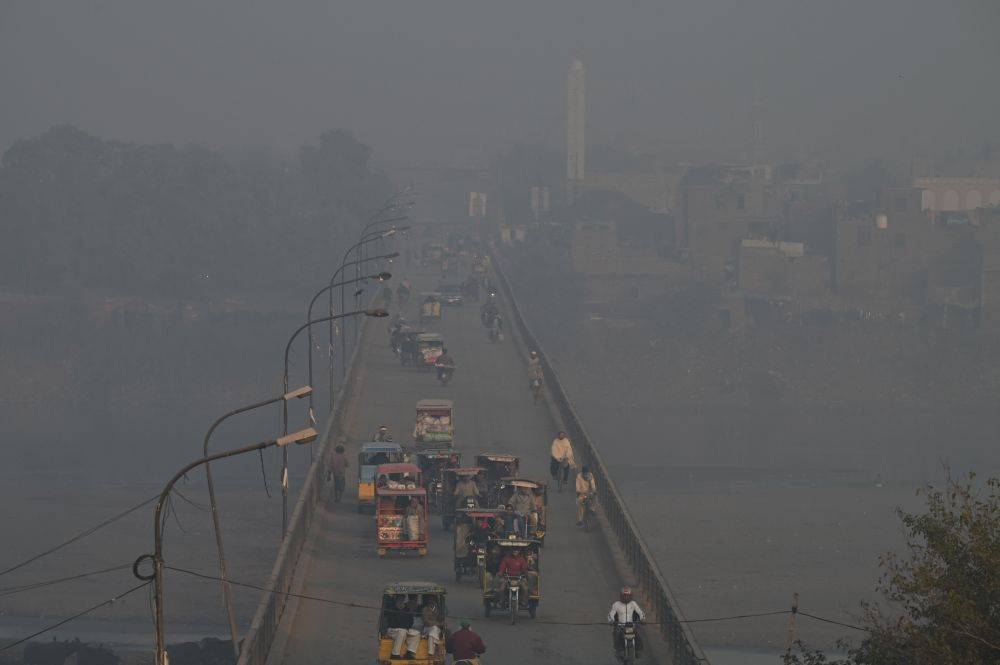 巴基斯坦拉合尔遭遇空气污染_新华社_天气_人们