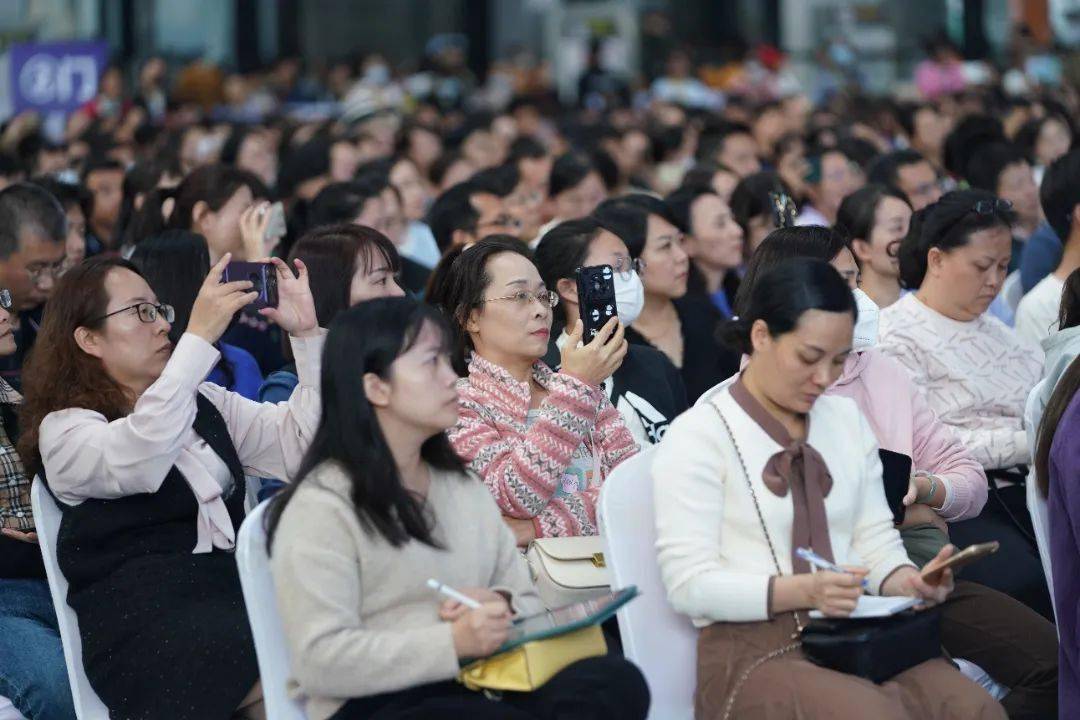 這一天,本次廣西知識大會特別嘉賓,知名人生規劃師張雪峰驚喜現身