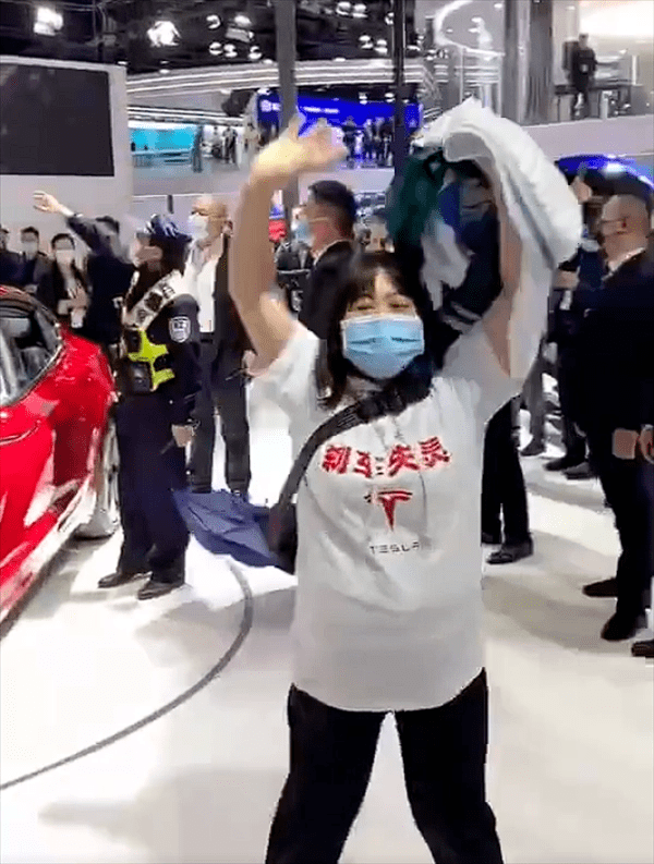 西安李女士和河南张女士,一同身着带有"刹车失灵"字样的t恤,出现在